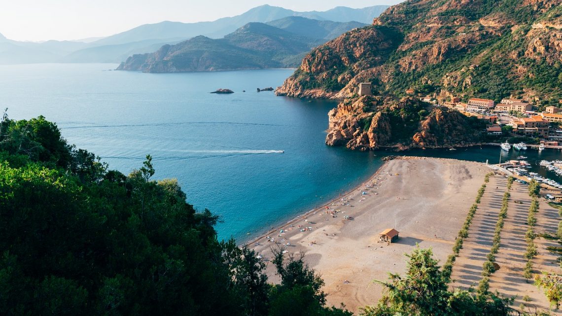 Un survol bien accordé sur l’île de la Corse